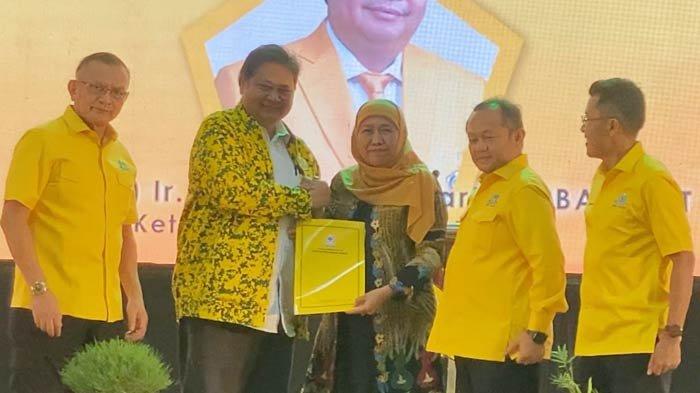 Ketua Umum Partai Golkar Airlangga Hartarto menyerahkan langsung surat rekomendasi Calon Gubernur Jawa Timur kepada Khofifah Indar Parawansa, dalam acara Konsolidasi Pemenangan Pilpres dan Pileg Tahun 2024 yang digelar di Hotel Utami Sidoarjo, Sabtu (23/12/2023) sore.