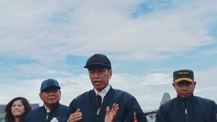 Presiden Joko Widodo didampingi Menhan Prabowo Subianto dan Panglima TNI Jenderal Agus Subianto saat memberikan keterangan pers di Terminal Selatan Lanud Halim Perdanakusuma, Jakarta Timur, Rabu (24/1/2024).