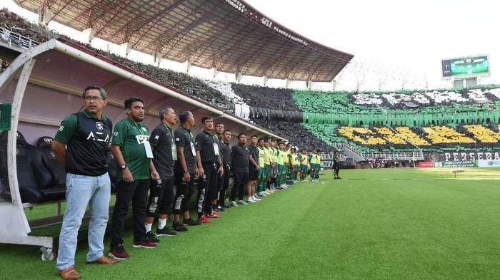Aji Santoso (paling kiri) masih dipercaya sebagai pelatih Persebaya Surabaya di Liga 1 2023/2024