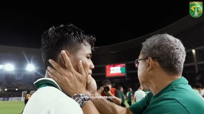 Aji Santoso saat bersama Toni Firmansyah, pemain muda jebolan internal yang diorbitkan di skuad senior Persebaya Surabaya.