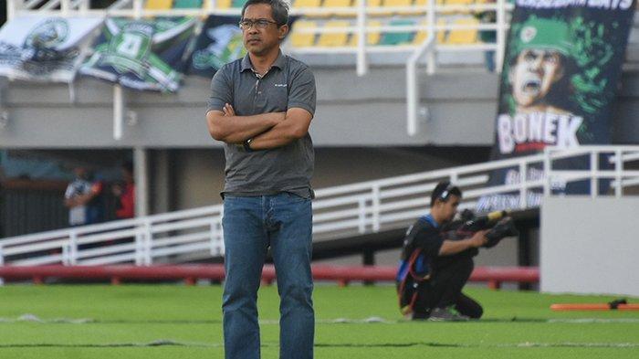 Aji Santoso sudah pamit keluar dari Persebaya Surabaya. Pelatih asal Malang itu berpisah setelah empat tahun menjadi pelatih Bajul Ijo. Ia mengucapkan pesan menyentuh ke Bonek dan Bonita.
