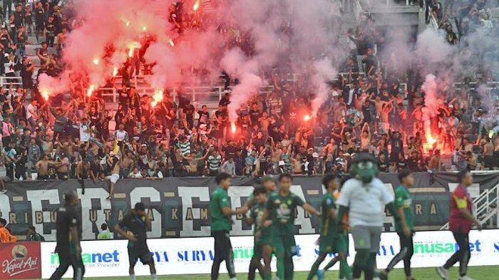 Aksi Bonek pada laga Persebaya Surabaya melawan Persik Kediri yang berlangsung di Gelora Bung Tomo (GBT) Surabaya, Minggu (28/4/2024). Matchday ke-34 ini merupakan laga terakhir Persebaya dan menutup Liga 1 musim 2023/ 2024 dengan kemenangan 2-1 lawan Persik Kediri.