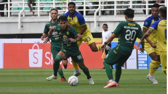 Aksi Bruno Moreira di Laga Persebaya vs Barito Putera di Stadion Gelora Bung Tomo, Surabaya, Sabtu (8/7)