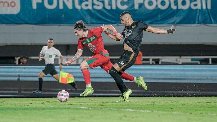 Aksi Dejan Tumbas di laga Dewa United vs Persebaya Surabaya di Stadion Pakansari, Bogor pada Jumat (21/2)