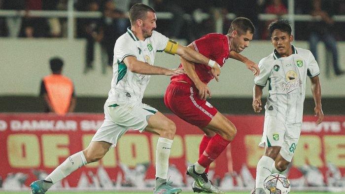 Aksi Dusan Stevanovic saat membayangi Roni di laga Persis Solo vs Persebaya Surabaya di Stadion Manahan, Solo pada Sabtu (24/6/2023)