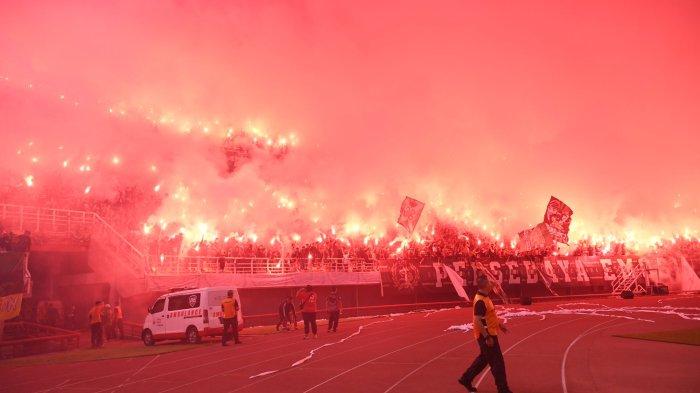 ANNIVERSARY GAME - Aksi suporter bonek saat mendukung Tim Persebaya saat bertanding melawan Persibo Bojonegoro di Stadion Gelora Bung Tomo (GBT) Surabaya, Sabtu (29/6/2024) malam.  Pada laga 