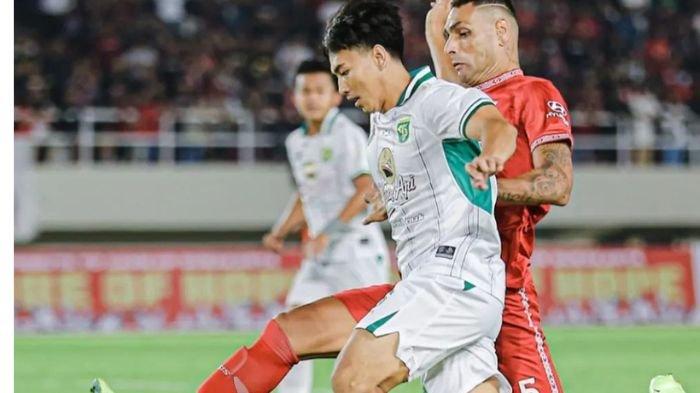 Aksi M Iqbal di laga Persis Solo vs Persebaya Surabaya, Iqbal mencetak 2 gol di laga ini.