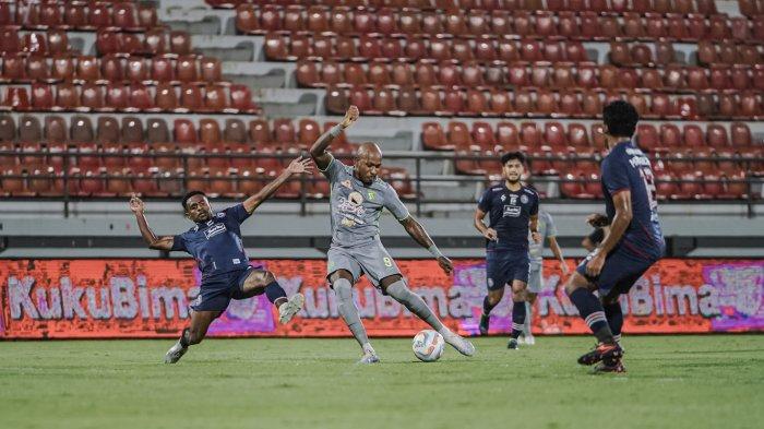 Aksi Paulo Henrique pada laga Arema FC vs Persebaya Surabaya di laga pekan ke-30 Liga 1 2023/2024