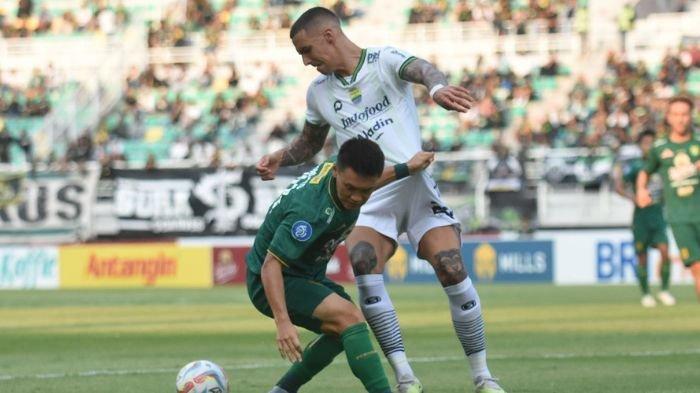 Aksi pemain Persebaya Surabaya Sho Yamamoto (jersey hijau) pada laga Persebaya melawan Persib Bandung di Stadion Gelora Bung Tomo (GBT) Surabaya, Sabtu (7/10/2023). Pada laga pekan ke-15 Liga 1 2023/2024 ini Persebaya Surabaya kalah 2-3 dari Persib Bandung.
