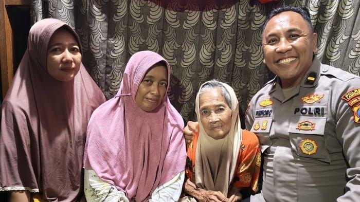 DITITIPKAN - Nasikah bersama kedua anaknya, Sri Rahayu dan Fitriya, saat dijenguk IPDA Purnomo, Sabtu (28/6/2025)