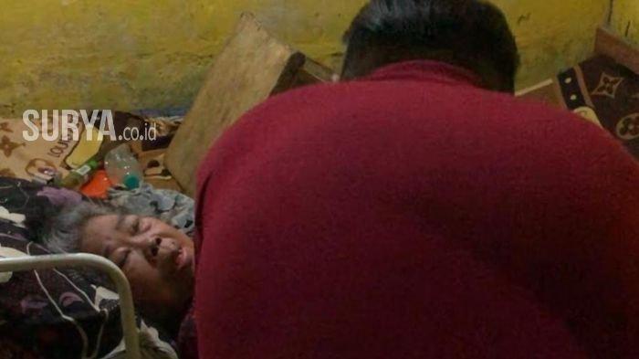 REMAJA RAWAT NENEK - Wakil Ketua DPRD Kabupaten Jombang Donny Anggun saat Berkunjung ke Kediaman Alfita Surya Dewi di Desa Kepatihan, Kecamatan Jombang, Kabupaten Jombang, Jawa Timur pada Minggu (1/6/2025). Rawat neneknya sendirian di rumah yang hanya ditinggali berdua.