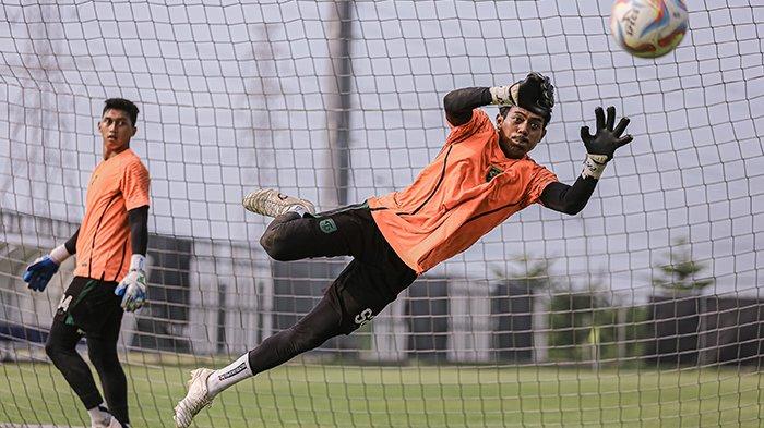 Andhika Ramadhani, kiper Persebaya bicara kesiapan timnya menatap laga lawan tuan rumah Persita Tangerang di Stadion Indomilk Arena, pada Jumat (23/2/2024)
