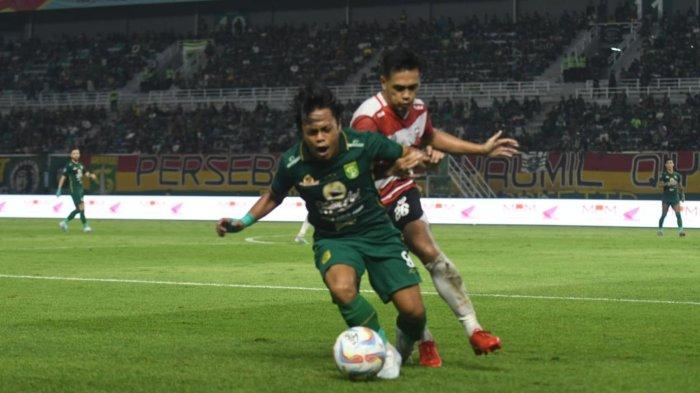 Andre Oktaviansyah saat berebut bola di laga Persebaya Surabaya Vs Madura United di Stadion Gelora Bung Tomo, Surabaya, Rabu (13/3)
