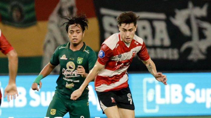 Andre Oktaviansyah saat mengawal Francisco Rivera Di laga Persebaya Surabaya vs Madura United di Stadion Gelora Bung Tomo, Surabaya.