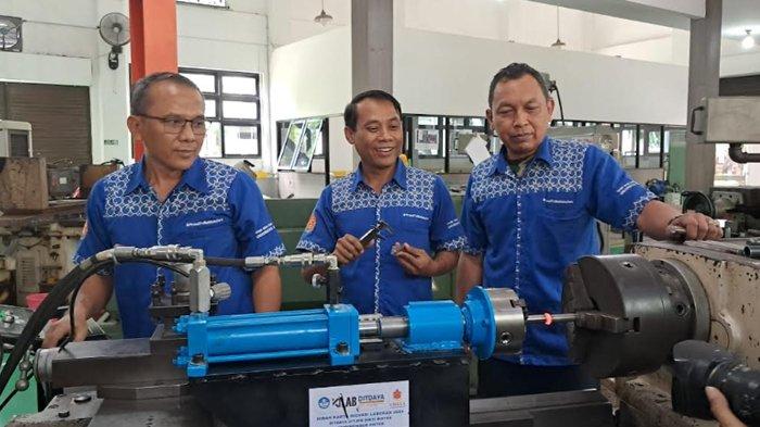 Tim Laboran Teknik Mesin Ubaya Surabaya Inovasikan Mesin Bubut Jadi ...