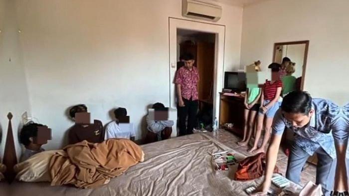 TEMUKAN REMAJA - Saat Anggota Unit Reskrim Polsek Tegalsari Polrestabes Surabaya berhasil menemukan perempuan berinisial RAB (15) di sebuah hotel kawasan Tegalsari, Surabaya, pada Senin (16/6/2025) setelah sempat dilaporkan orangtuanya menghilang sejak 19 hari lalu, yakni Rabu (28/5/2025).
