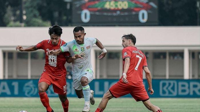 Bek Persebaya Surabaya, Ardi Idrus dikepung pemain Malut United
