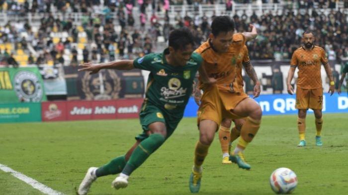 Arief Catur Pamungkas saat berebut bola dengan Witan Sulaeman di laga Persebaya Surabaya vs Bhayangkara FC