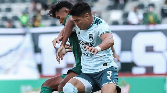Arief Catur Pamungkas saat berebut bola melawan Ramiro Fergonzi di laga Persebaya vs Persita Tangerang di Stadion Gelora Bung Tomo, Surabaya, Sabtu (12/8)