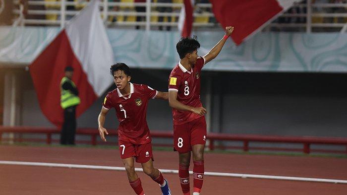 Arkhan Kaka (kanan) saat merayakan gol lawan Ekuador di Piala Dunia U-17 2023. Juru gedor Timnas U-17 Indonesia bakal diandalkan Garuda Asia saat lawan Panama di Stadion Gelora Bung Tomo (GBT) Surabaya, Senin (13/11/2023) malam