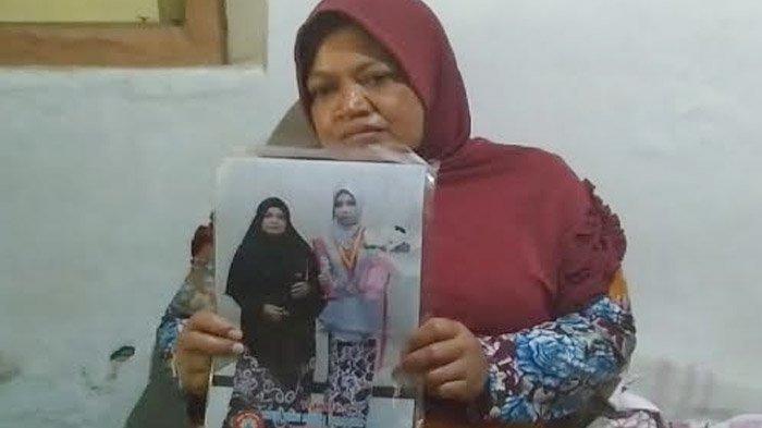 Sulastri memperlihatkan foto bersama putrinya yang diduga dihabisi ayah kandungnya di rumahnya Desa Bangle, Kecamatan Ngadiluwih, Kabupaten Kediri, Minggu (9/7/2023).