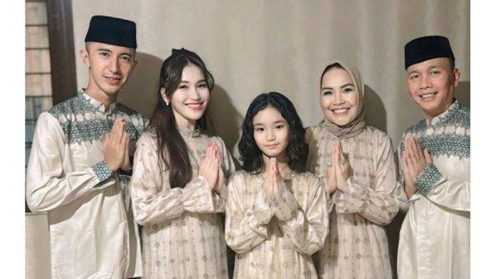Foto keluarga Ayu Ting Ting