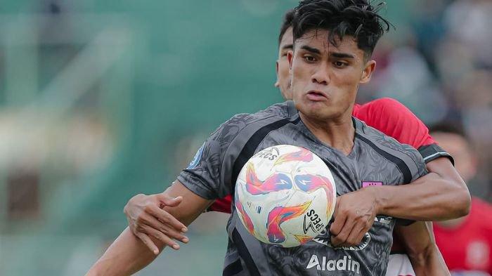 BEREBUT BOLA - Ramadhan Sananta saat berduel di laga Madura United vs Persis Solo di Liga 1 2024/2025 pekan ke-21.