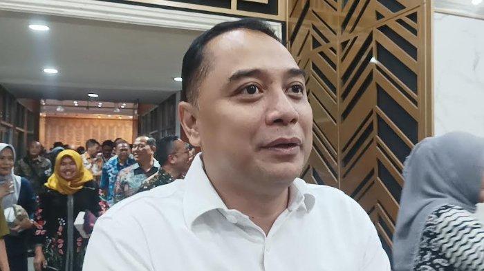 BERI PENJELASAN - Wali Kota Surabaya Eri Cahyadi saat memberikan penjelasan di Surabaya beberapa waktu lalu. Wali Kota Eri memastikan kemudahan berinvestasi di Surabaya dengan akses perizinan secara digital dengan pendampingan dari Pemkot.