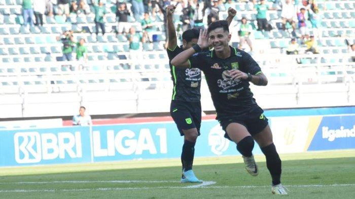 Penyerang Persebaya, Bruno Moriera merayakan gol ke gawang Borneo FC di Stadion GBT, Minggu (3/9/2023) sore.