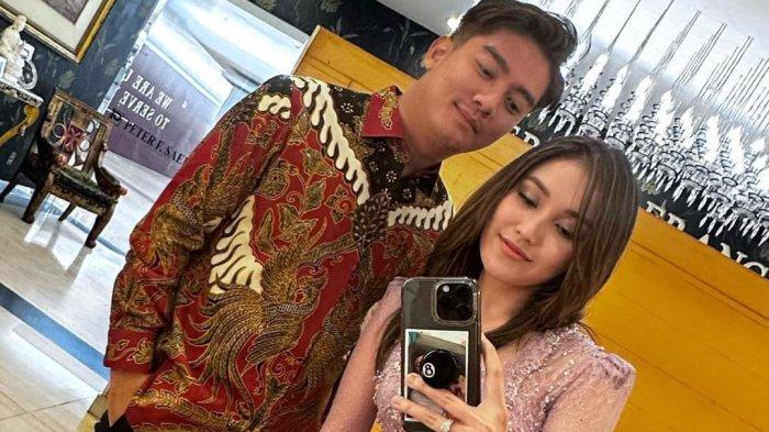 Hubungan Ayu Ting Ting dan Boy William yang sempat dikabarkan retak, kini terbukti akur lagi.
