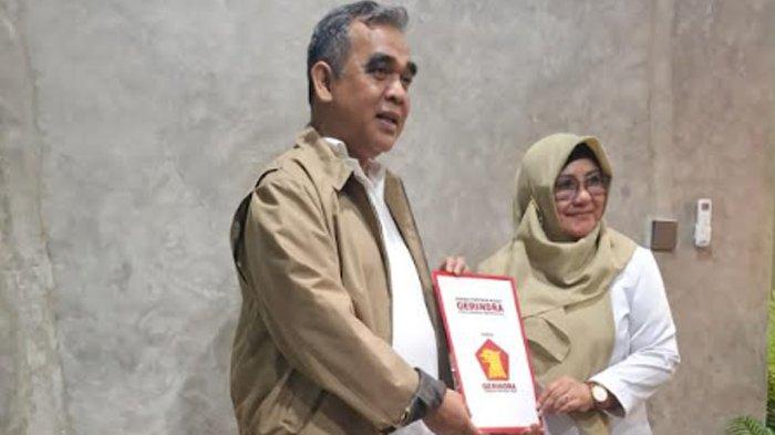 Sekjen DPP Gerindra Ahmad Muzani (kiri), menyerahkan rekomendasi Pilkada 2024, kepada Bakal Calon Bupati Magetan Nanik Endang Rusminiarti (kanan) di Kantor DPP Gerindra, Jakarta, Minggu (11/8/2024)