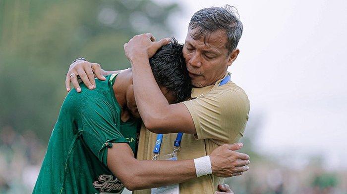 Bejo Sugiantoro memeluk anaknya, Rachmat Irianto di laga di Stadion Gelora Bung Tomo (GBT) Surabaya. Bejo Sugiantoro kemungkinan keluar dari Persebaya ikuti jejak Aji Santoso