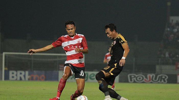 Bek Madura United, Koko Ari Araya berduel dengan pemain Persija, Hansamu Yama pada laga Liga 1, Minggu (13/8/2023). madura United sukses menang 2-0 atas Persija Jakarta