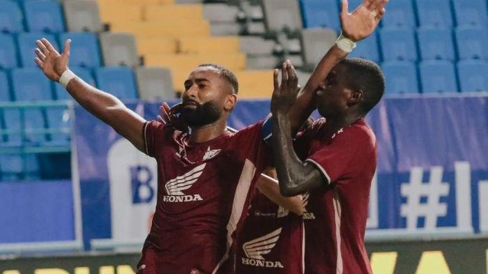 Bek PSM Makassar Yuran Fernandez merayakan gol di Liga 1 2024/2025