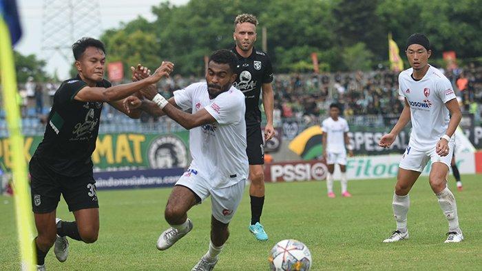Pertemuan Persebaya Surabaya dan PSM Makassar di Stadion Gelora Joko Samudro Gresik, Jumat (24/2/2023). 