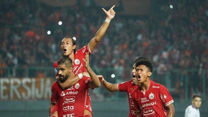Bek Persija Jakarta, Hansamu Yama Pranata saat merayakan gol bersama rekannya