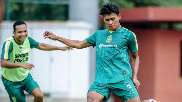 Bek sayap kanan Persebaya, Arief Catur Pamungkas, menjalani latihan tim jelang menghadapi Dewa United.