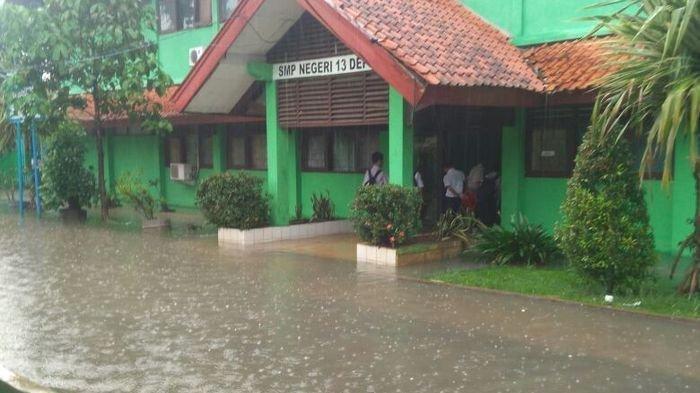 PERPISAHAN SEKOLAH - SMPN 13 Depok di Jalan Krukut Raya, terendam banjir, Selasa (21/2/2017). Sekolah ini kini nekat menggelar acara perpisahan dengan manarik biaya Rp 1,3 juta. Langgar aturan Dedi Mulyadi.