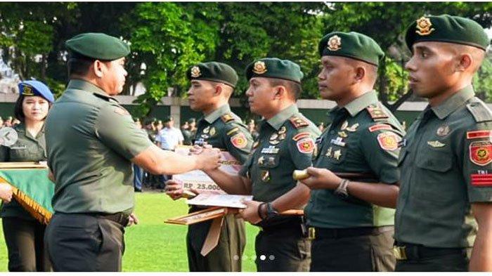 Perawakilan prajurit Kostrad yang berhasil tangkap tokoh KKB Papua, menerima penghargaan Pangkostrad Letjen TNI Maruli Simanjuntak.