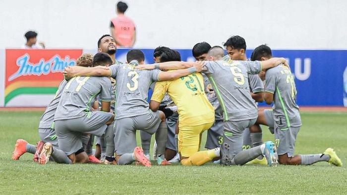 Pemain Persebaya Surabaya saat melingkar sebelum pertandingan