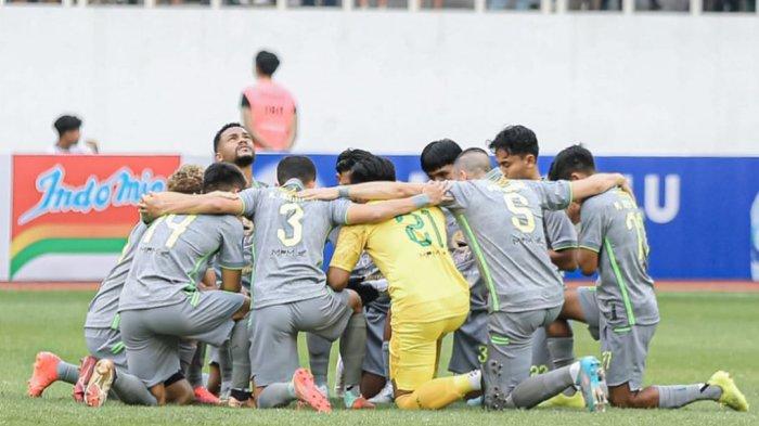 Pemain Persebaya Surabaya saat melingkar sebelum pertandingan