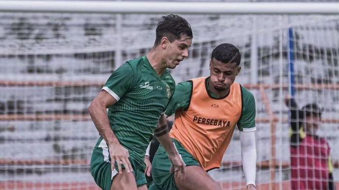 Bruno Moreira saat dikawal oleh Yan Victor di sesi latihan jelang Persebaya Surabaya vs PSIS Semarang