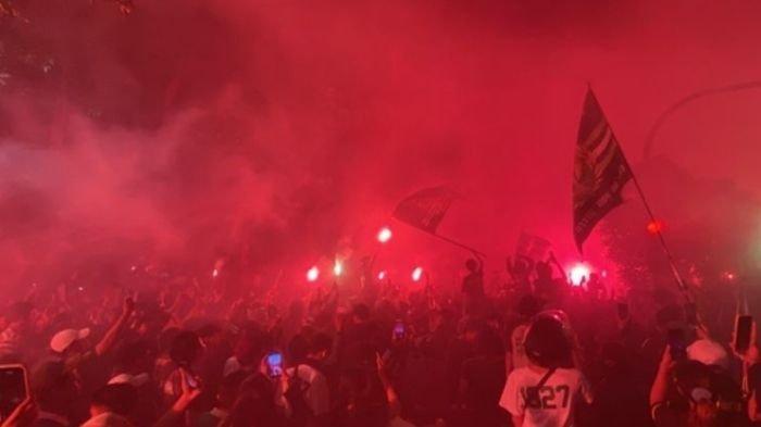 Ribuan Bonek saat memenuhi Gelora 10 November, Rabu (18/6/2025).