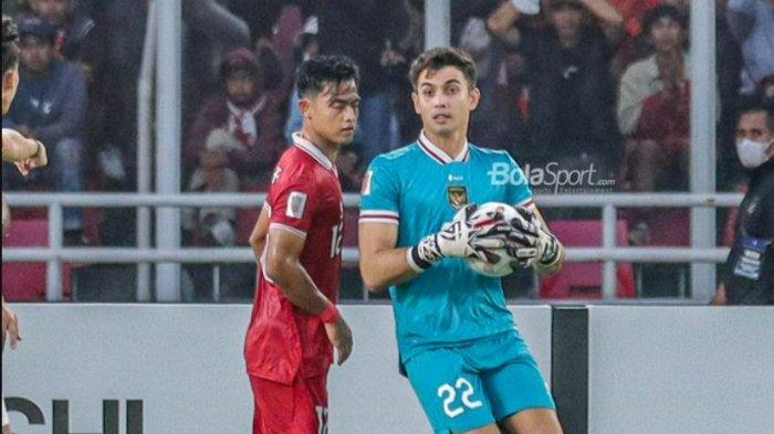 Kiper timnas Indonesia, Nadeo Argawinata (kanan), sedang menangkap bola dalam laga leg pertama semifinal Piala AFF 2022 di Stadion Gelora Bung Karno, Senayan, Jakarta, 6 Januari 2023.