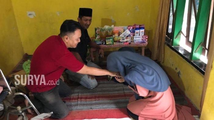 REMAJA RAWAT NENEK - Wakil Ketua DPRD Kabupaten Jombang Donny Anggun saat Berkunjung ke Kediaman Alfita Surya Dewi di Desa Kepatihan, Kecamatan Jombang, Kabupaten Jombang, Jawa Timur pada Minggu (1/6/2025). Rawat neneknya sendirian di rumah yang hanya ditinggali berdua