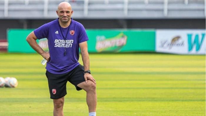 Bernardo Tavarez, Pelatih PSM Makassar saat berada di Stadion Gelora Bung Tomo, Surabaya