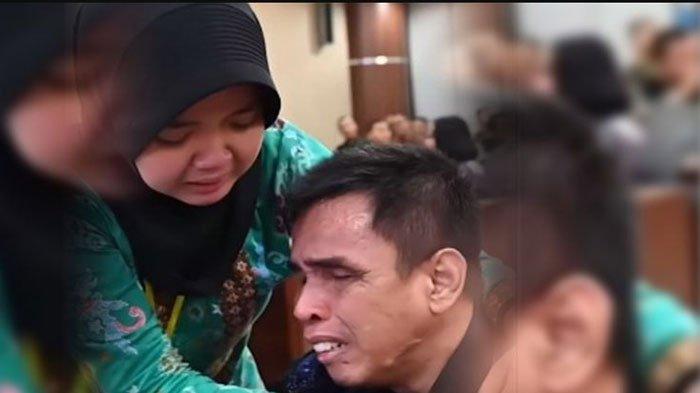 Ipda Ahmad Nurhadi Korban Bom Gereja Surabaya terharu saat putrinya, Aqiella Nadya, lolos bintara Polri. Segini besaran gajinya.