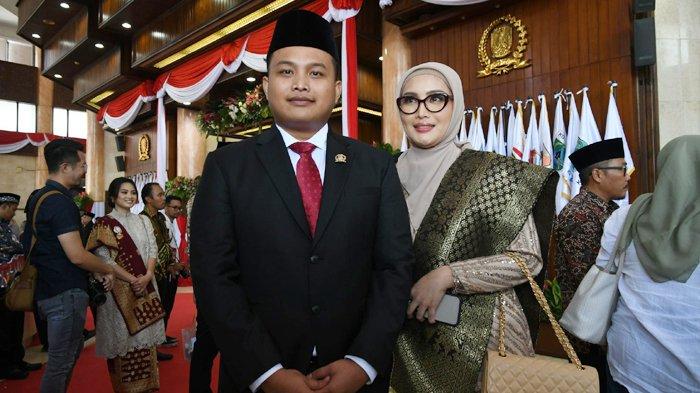 Salah satu anggota DPRD Jatim termuda, Bima Rafsanjani Rafid bersama sang ibu, Heryin Andesva usai dilantik menjadi Anggota DPRD Jatim Periode 2024-2029, Sabtu (31/8/2024).