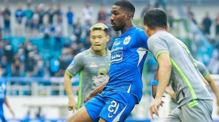 Boubakary Diarra saat beraksi di laga PSIS vs Persebaya Surabaya di Stadion Jatidiri, Semarang, Minggu (16/7)