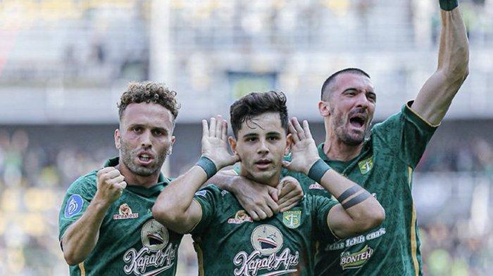 Bruno Moreira saat merayakan golnya bersama Persebaya Surabaya